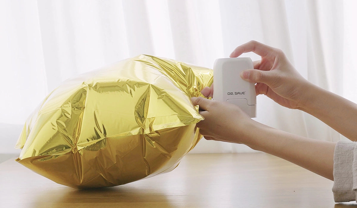 DR. SAVE Magic air pump inflating a foil balloon